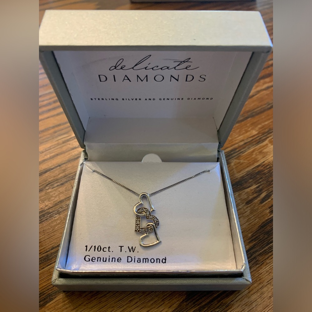 New - 1/10 ct T.W. 3 heart necklace (never worn)